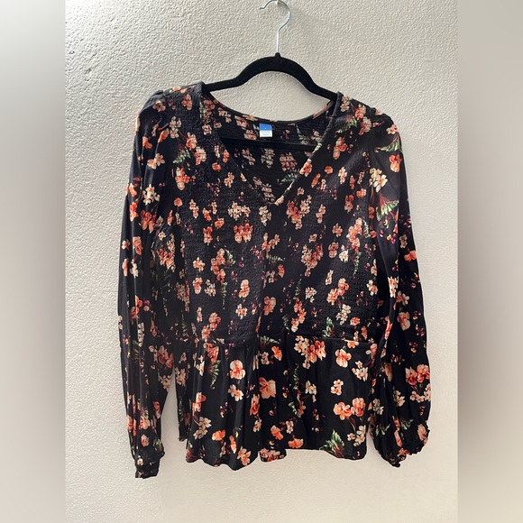 Long sleeve floral peplum top. - Picture 4 of 4